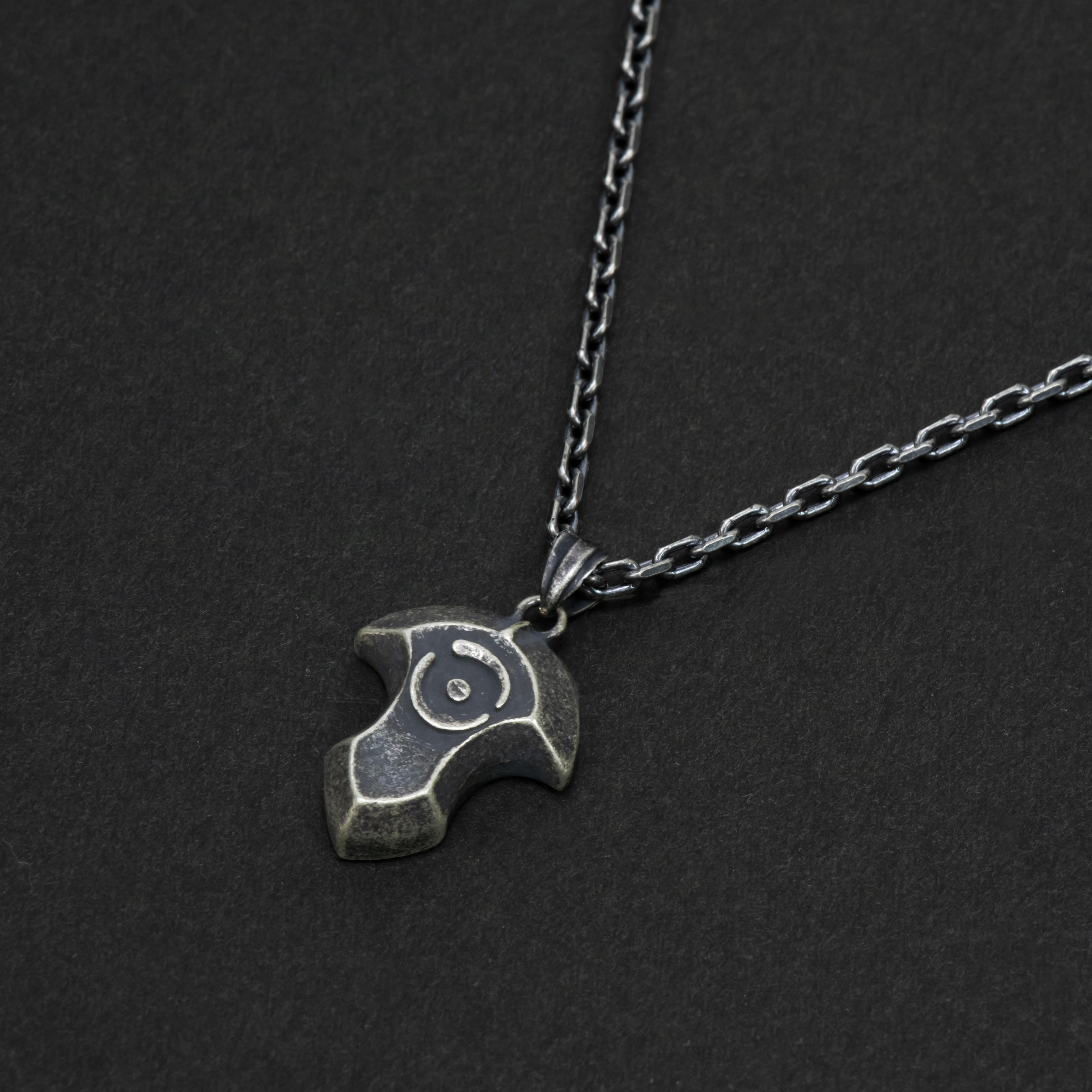 FINAL FANTASY XIV Silver Pendant ＜Azem's Crystal＞ | SQUARE ENIX