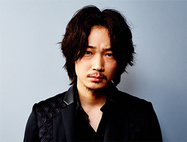 ニックス役　綾野 剛さん