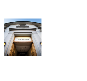 アビー・ロード・スタジオ EMIによって設立され1931年11月に営業を開始。クラシックからロック、ジャズ、映画音楽やミュージカルまで、幅広いジャンルで支持され、“レコード界の聖地”とまで称されるイギリスの老舗レコーディングスタジオ。スタジオ前の横断歩道はビートルズのアルバムジャケットで有名となり、英国の文化的・歴史的遺産の指定を受けるなど、まさに現代音楽史にその名を刻む世界で最も有名なスタジオと言える。